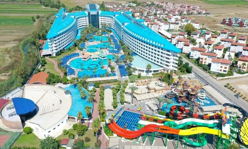 Crystal Admiral Resort Suites & Spa 